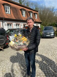 Die Teilnehmer der Jagdkurse bedankten sich Ihrerseits für die sehr gute Ausbildung mit jeweils einem Präsent bei den Ausbildern. Die Präsente wurden vom Schulleiter mit herzlichem Dank angenommen.