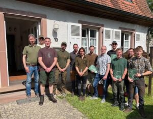 Ein Jagdkurs Juni 2025 der Jagdschule AJN nach dem Überreichen der Prüfungsurkunde!
