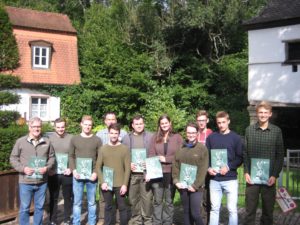 Mit Erfolg zum Jagdschein:  Glückliche Gesichter nach erfolgreich bestandener Jägerprüfung in der Jagdschule AJN im August 2018.  Teilnehmer des Jagdkurses in Bayern / Regensburg (1. Teil) oder aktueller Wochenendkurs, Intensiv- bzw. Kompaktkurs. Jetzt war wieder Jägerprüfung bei der AJN.  Alle Teilnehmer bestanden die Jägerprüfung - herzlichen Glückwunsch!
