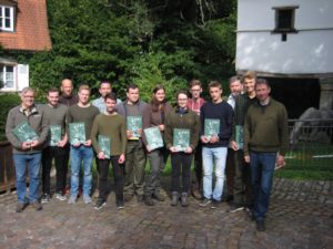 Mit Erfolg zum Jagdschein:  Glückliche Gesichter nach erfolgreich bestandener Jägerprüfung in der Jagdschule AJN im August 2018.  Teilnehmer des Jagdkurses in Bayern / Regensburg (1. Teil) oder aktueller Wochenendkurs, Intensiv- bzw. Kompaktkurs. Jetzt war wieder Jägerprüfung bei der AJN.  Alle Teilnehmer bestanden die Jägerprüfung - herzlichen Glückwunsch!