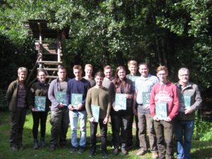 Mit Erfolg zum Jagdschein:  Glückliche Gesichter nach erfolgreich bestandener Jägerprüfung in der Jagdschule AJN im August 2018.  Teilnehmer des Jagdkurses in Bayern / Regensburg (1. Teil) oder aktueller Wochenendkurs, Intensiv- bzw. Kompaktkurs. Jetzt war wieder Jägerprüfung bei der AJN.  Alle Teilnehmer bestanden die Jägerprüfung - herzlichen Glückwunsch!