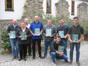 Mit Erfolg zum Jagdschein:  Glückliche Gesichter nach erfolgreich bestandener Jägerprüfung in der Jagdschule AJN im August 2018.  Teilnehmer des Jagdkurses in Bayern / Regensburg (1. Teil) oder aktueller Wochenendkurs, Intensiv- bzw. Kompaktkurs. Jetzt war wieder Jägerprüfung bei der AJN.  Alle Teilnehmer bestanden die Jägerprüfung - herzlichen Glückwunsch!