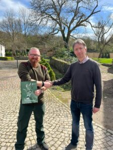 Schulleiter Dr. Bernhard Feichtner gratulierte nach der Jägerprüfung im April 2024 den frisch gebackenen Jungjägern/-innen zu ihrer erfolgreich abgelegten Jägerprüfung.