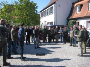Alle warten gespannt im Hof der Jagdschule nach der Jägerprüfung auf die Bekanntgabe der Prüfungsergebnisse,
 Jägerprüfung in der Jagdschule AJN erfolgreich bestanden