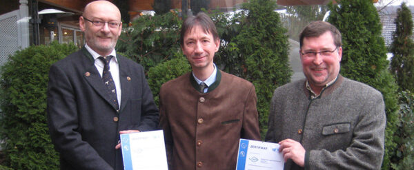 Feierlichkeit bei Zertifizierung der Jagdschule AJN mit Dr. Feichtner,
Schulleiter Dr. Bernhard Feichtner,
Jagdschule AJN,
bei der feierlichen Übergabe der Zertifizierung. Zertifizierung der Jägerschule belegt die ausgezeichnete Wissensvermittlung. Ende 2009 machten wir als erste deutsche Jägerschule mit nach ISO 9001 zertifiziertem Managementsystem auf uns aufmerksam. Nun wurde unser Managementsystem um die Anforderungen der Norm ISO 29990 für Lerndienstleister ergänzt und unsere Vorreiterrolle als Jagdschule untermauert.